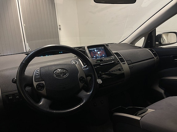 Toyota Prius 9 of 17