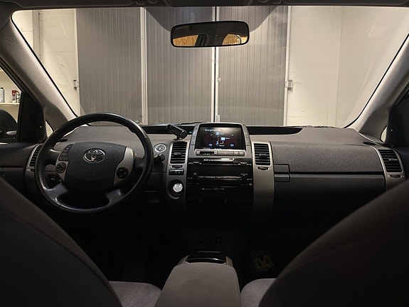 Toyota Prius 11 of 17