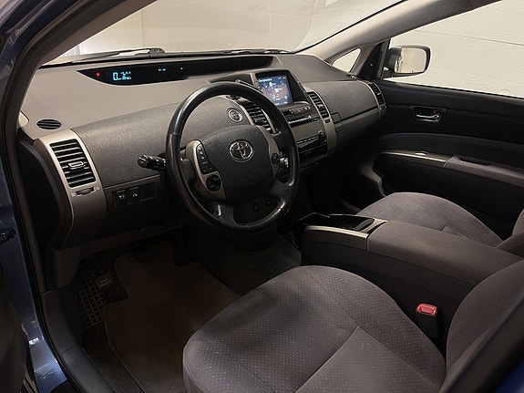 Toyota Prius 7 of 17