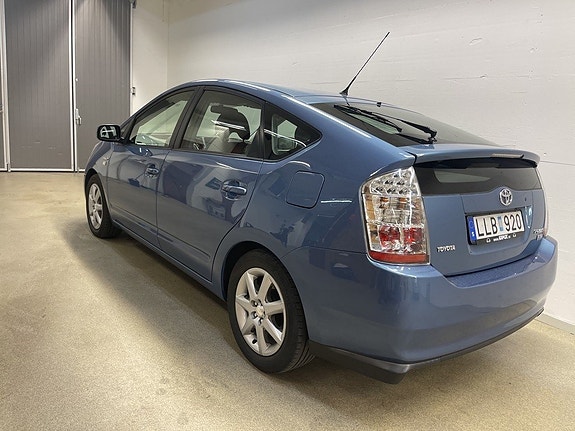 Toyota Prius 3 of 17