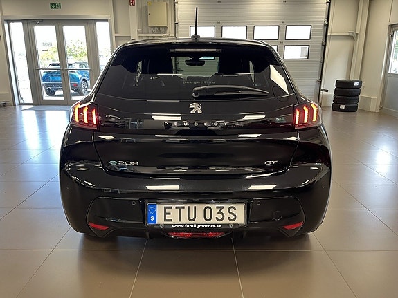 Peugeot e-208 8 of 30