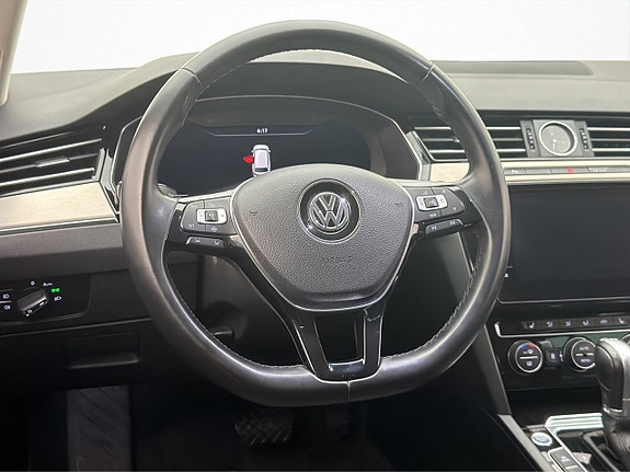 Volkswagen Passat 12 of 30
