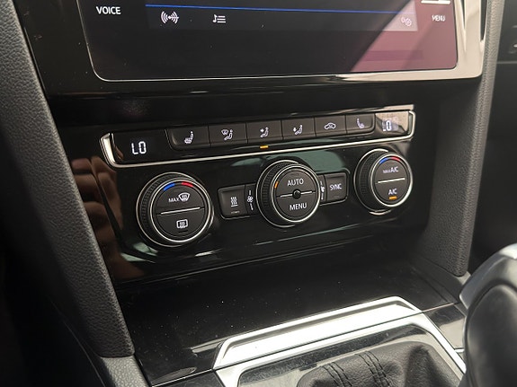 Volkswagen Passat 23 of 30