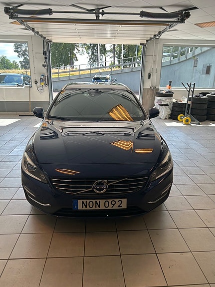 Volvo V60 2 of 5