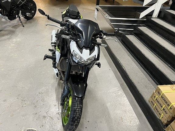 Kawasaki Z 900 2 of 6