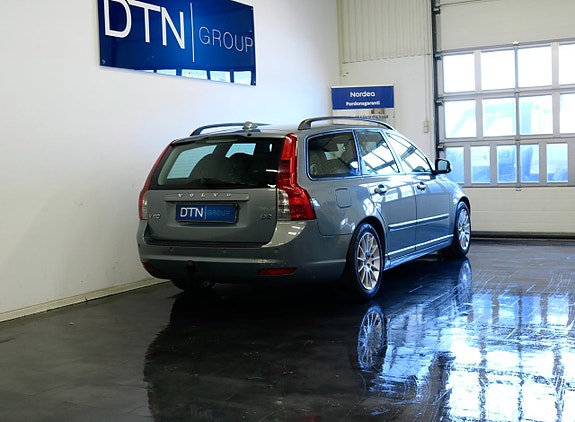 Volvo V50 3 of 5