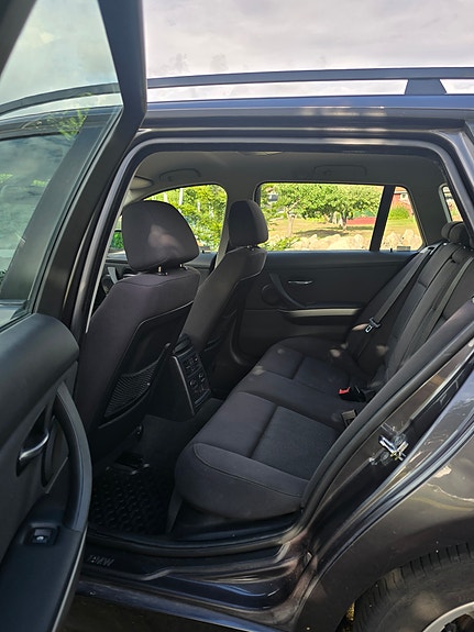 BMW 320d 2 of 5