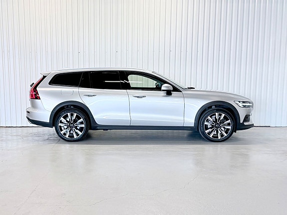 Volvo V60 Cross Country 2 of 5