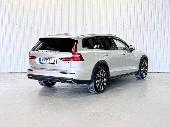 Volvo V60 Cross Country 3 of 5