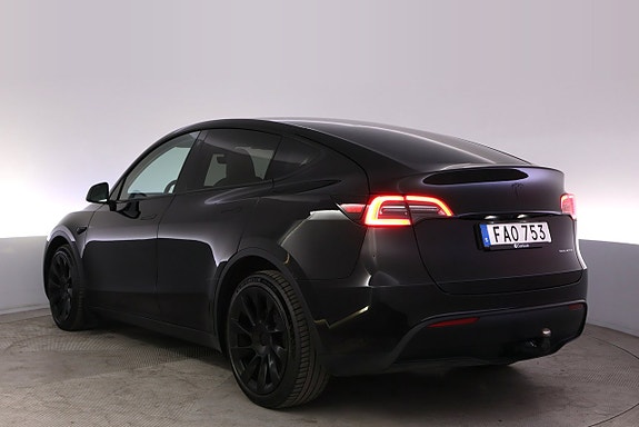 Tesla Model Y 4 of 5