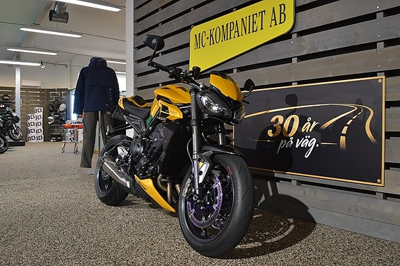 Triumph Street Triple RS 2 of 5