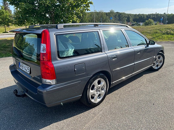 Volvo V70 3 of 7