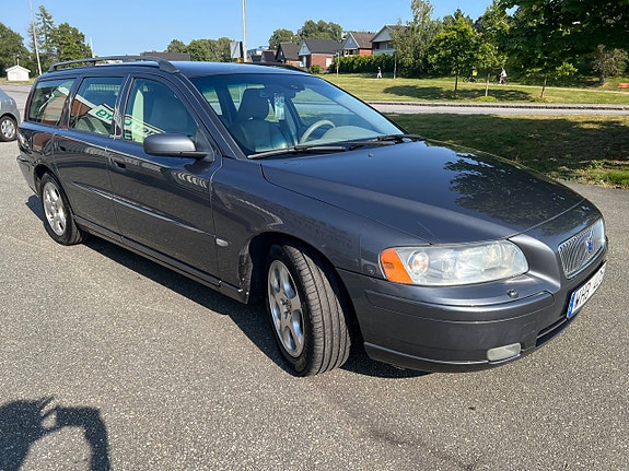Volvo V70 2 of 7
