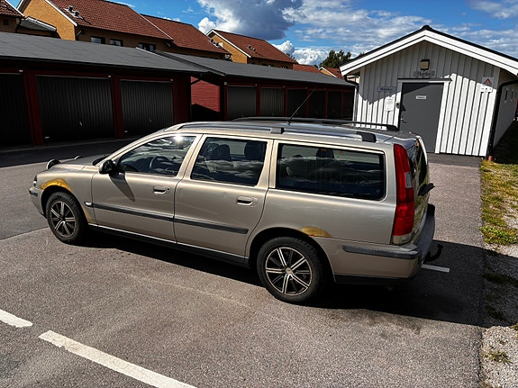 Volvo V70 2 of 10