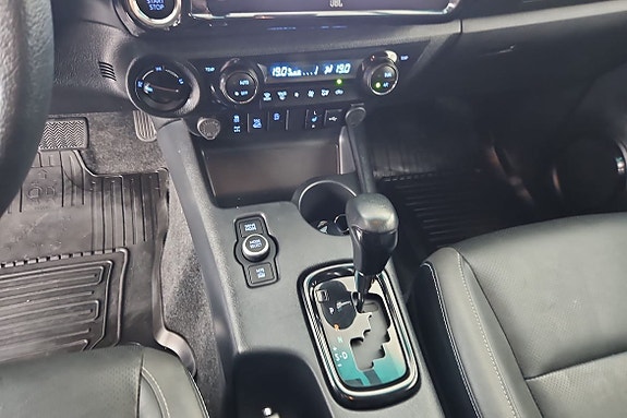 Toyota HiLux 13 of 16