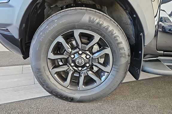 Toyota HiLux 11 of 16