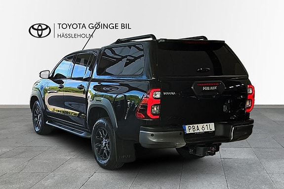 Toyota HiLux 2 of 5