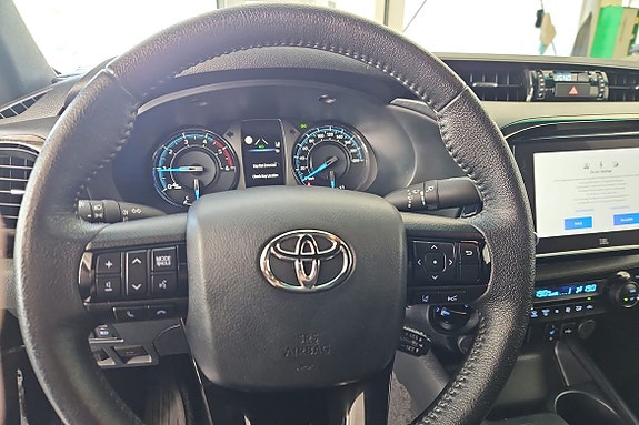 Toyota HiLux 12 of 16