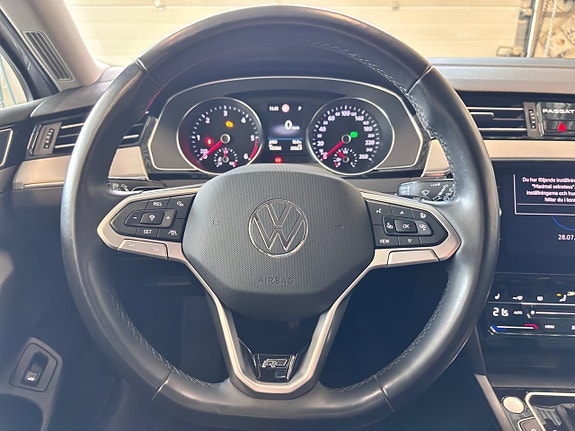 Volkswagen Passat 16 of 30