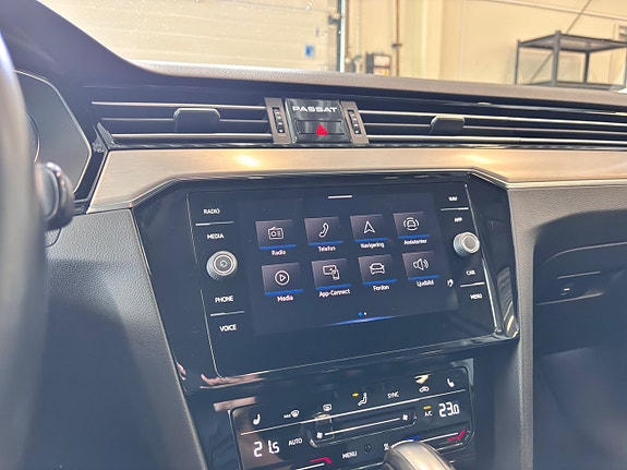 Volkswagen Passat 23 of 30
