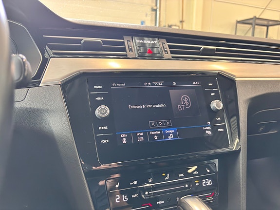 Volkswagen Passat 19 of 30