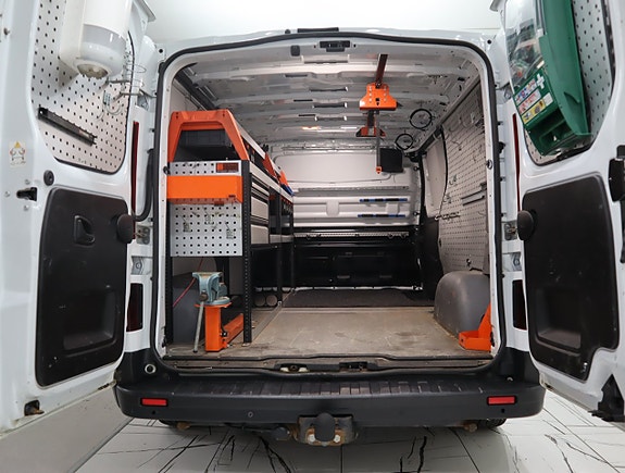 Nissan NV300 8 of 21