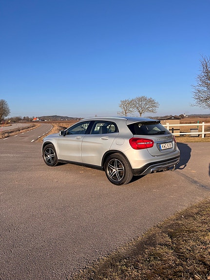 Mercedes-Benz GLA200 3 of 7