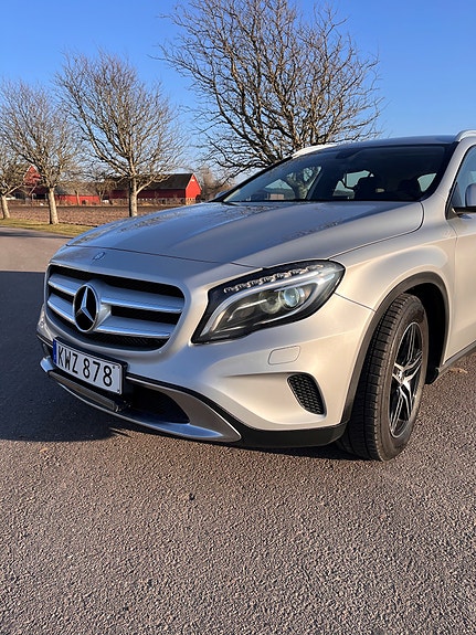 Mercedes-Benz GLA200 2 of 7