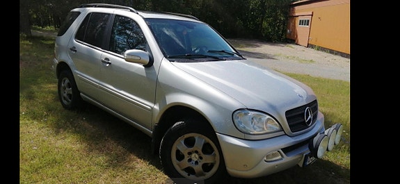 Mercedes-Benz ML320 2 of 4
