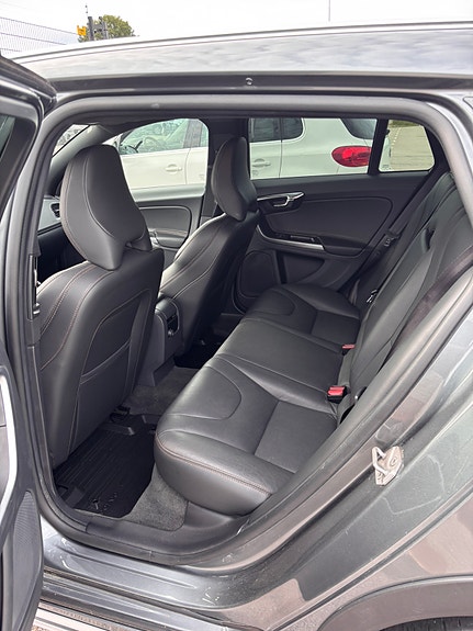Volvo V60 Cross Country 4 of 5