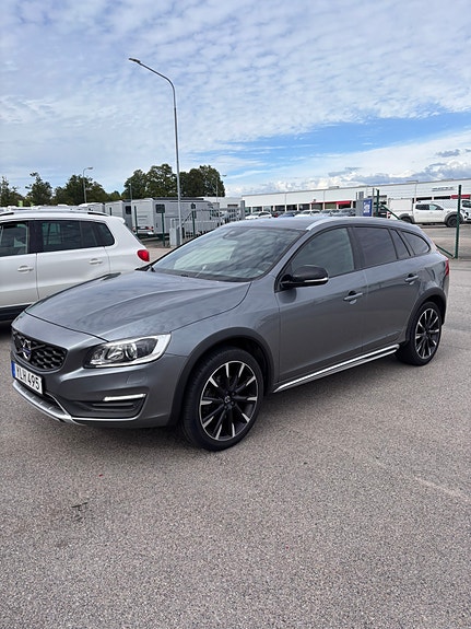 Volvo V60 Cross Country 2 of 5