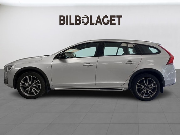 Volvo V60 Cross Country 2 of 5