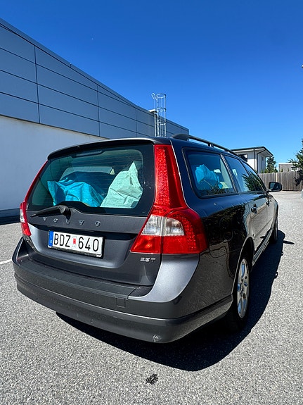 Volvo V70 3 of 5
