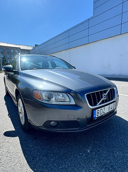 Volvo V70 2 of 5