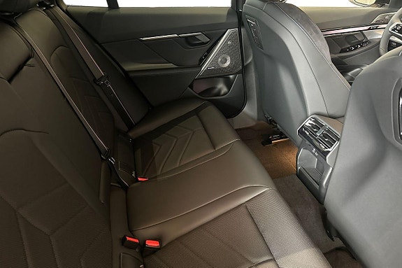 BMW i5 7 of 19
