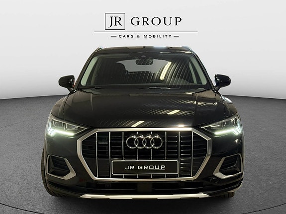 Audi Q3 2 of 5