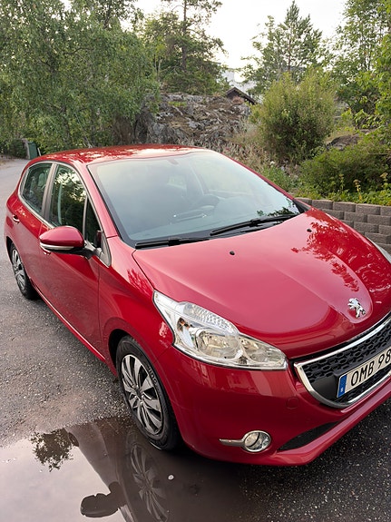 Peugeot 208 3 of 5
