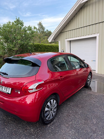Peugeot 208 2 of 5