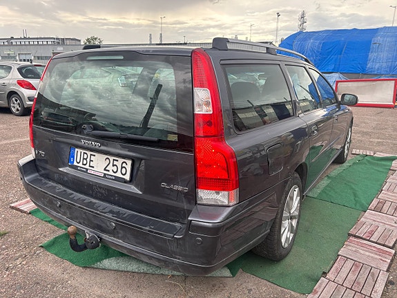 Volvo V70 3 of 5