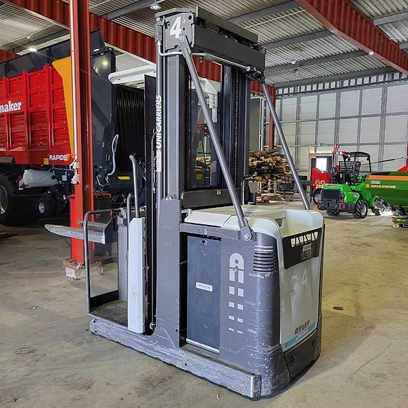 UniCarriers EPM100 High level order picker 4 of 7
