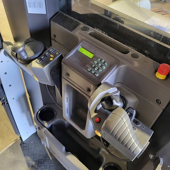 UniCarriers EPM100 High level order picker 6 of 7