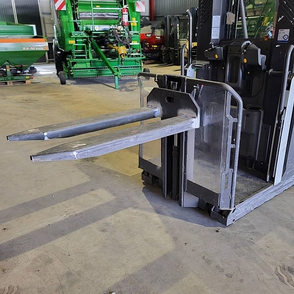 UniCarriers EPM100 High level order picker 3 of 7