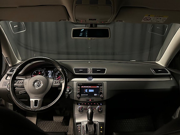 Volkswagen Passat 13 of 23