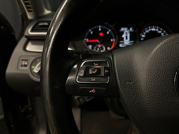 Volkswagen Passat 16 of 23