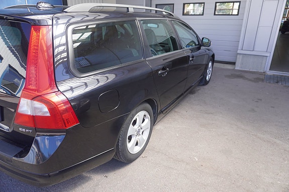 Volvo V70 3 of 5