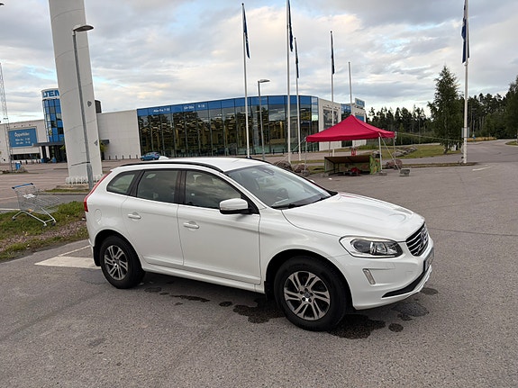 Volvo XC60 2 of 5