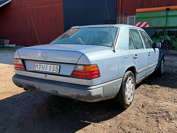 Mercedes-Benz 200 4 of 5
