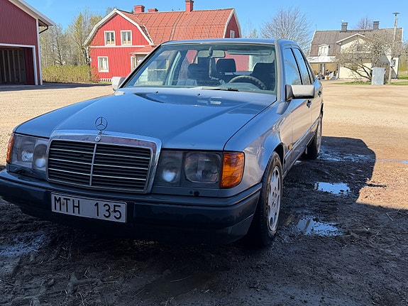 Mercedes-Benz 200 2 of 5