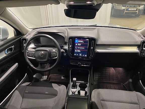 Volvo XC40 2 of 5