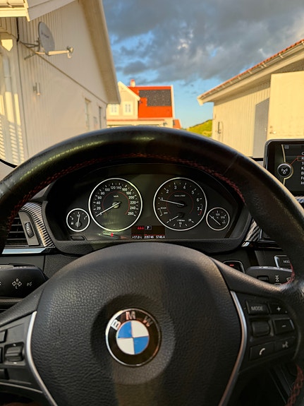 BMW 328i 7 of 12